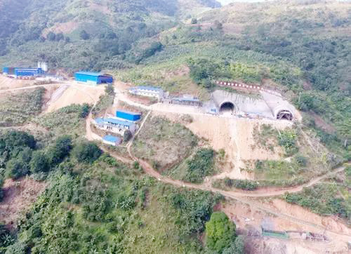 慶祝公司參建的元蔓高速稿吾卡隧道順利貫通暨公司2019年隧道開(kāi)挖總長(zhǎng)15684米。